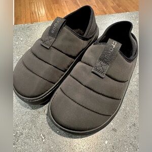 CROCS (Never Worn) Classic Puff Moc Quilted  Slip On Shoes. Size 8.